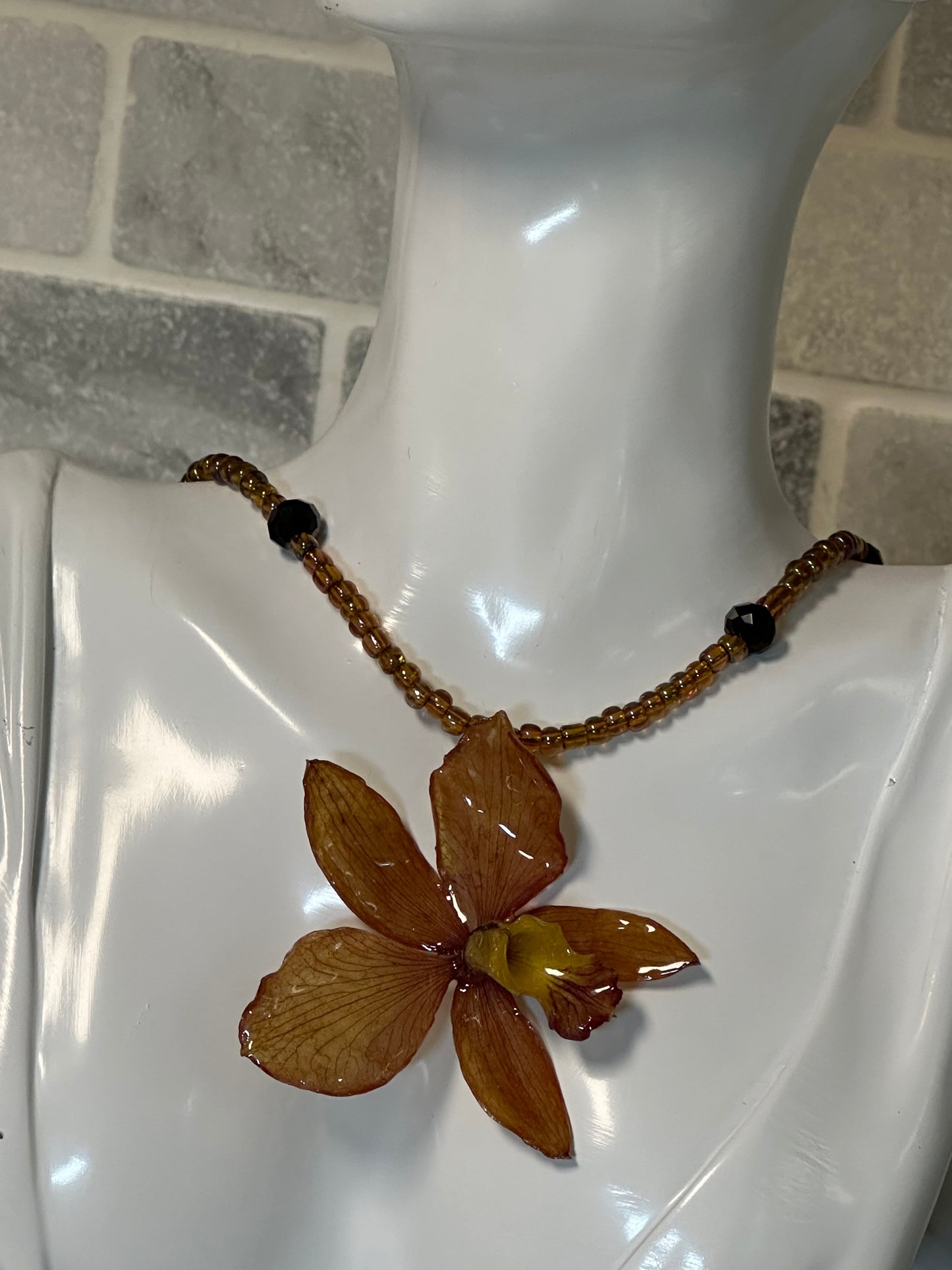 cattleya necklace with earrings