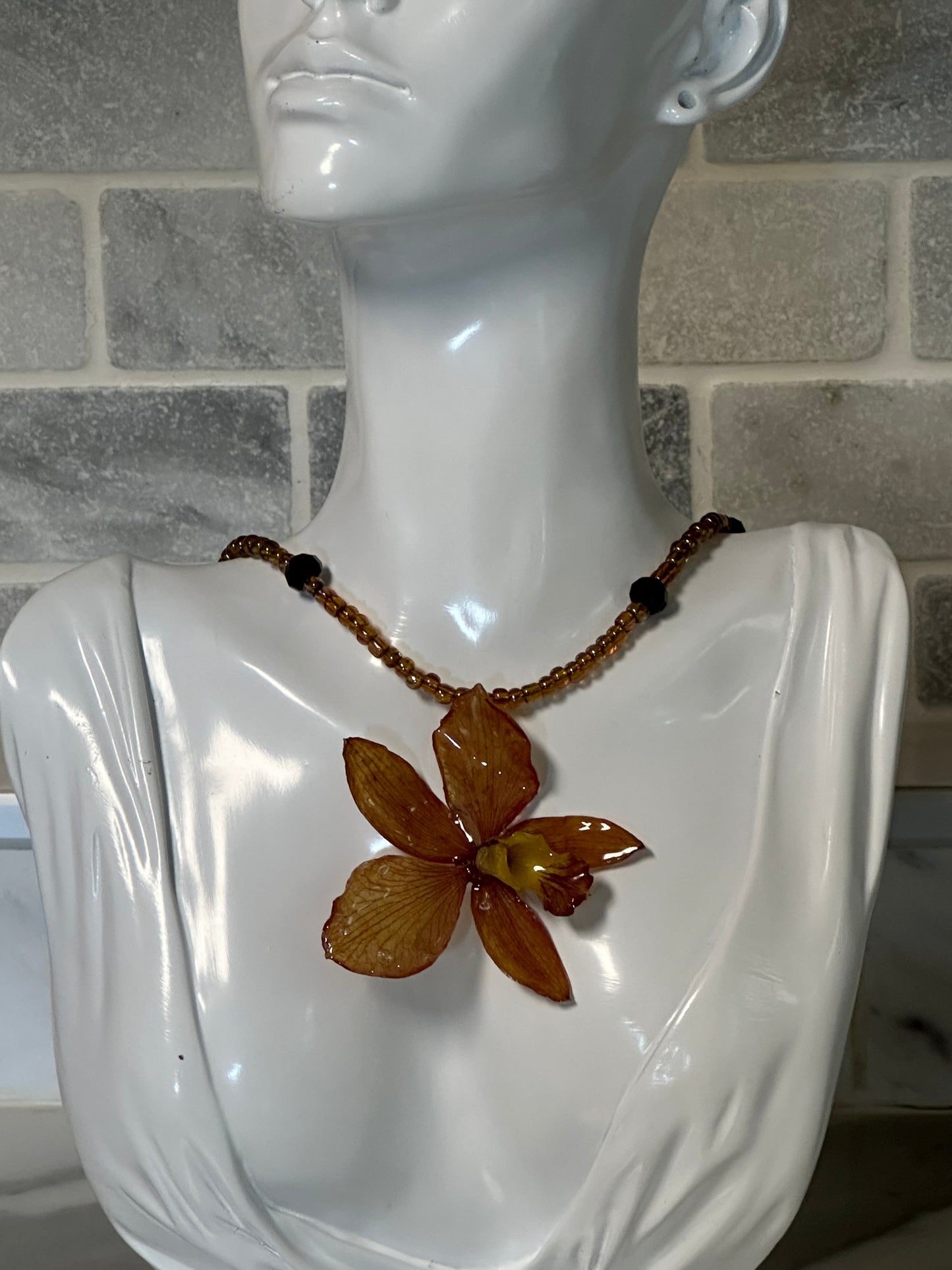cattleya necklace with earrings